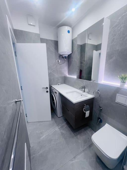Deluxe Flat With Garden_Tirana Apartment ภายนอก รูปภาพ