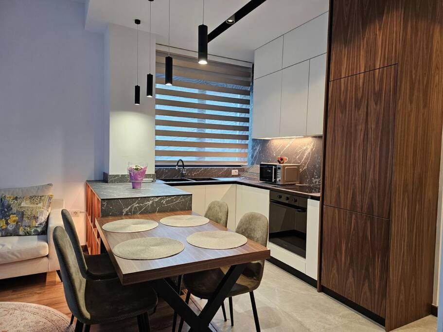 Deluxe Flat With Garden_Tirana Apartment ภายนอก รูปภาพ