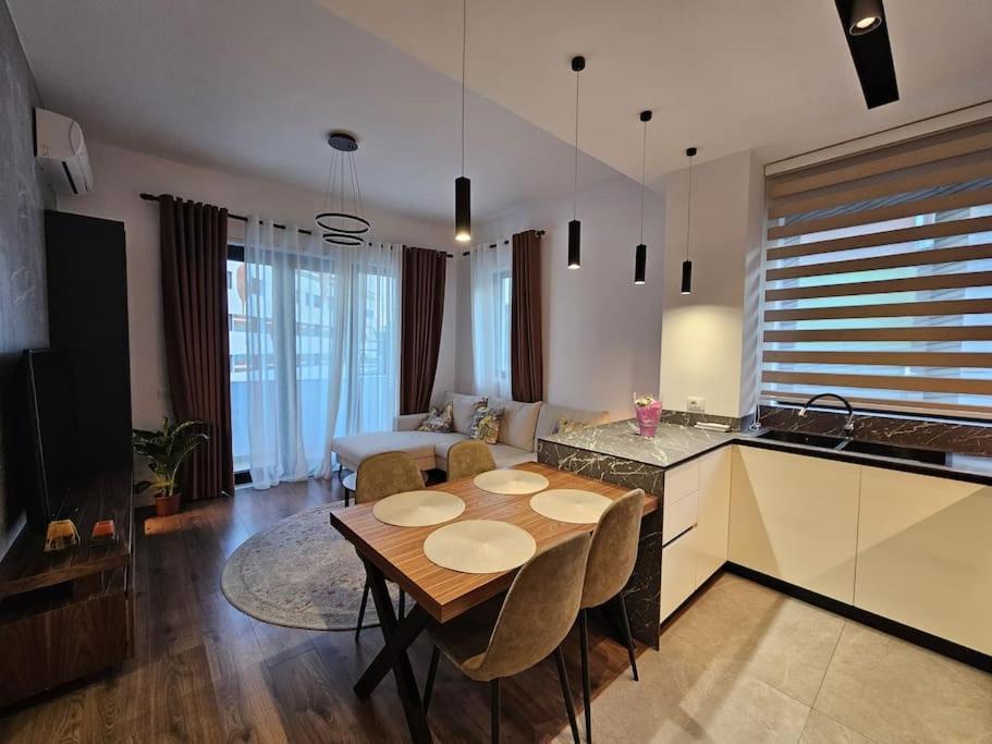Deluxe Flat With Garden_Tirana Apartment ภายนอก รูปภาพ