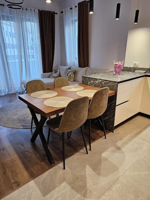 Deluxe Flat With Garden_Tirana Apartment ภายนอก รูปภาพ
