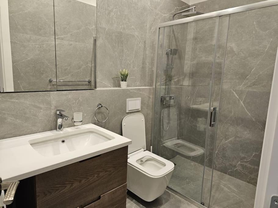 Deluxe Flat With Garden_Tirana Apartment ภายนอก รูปภาพ