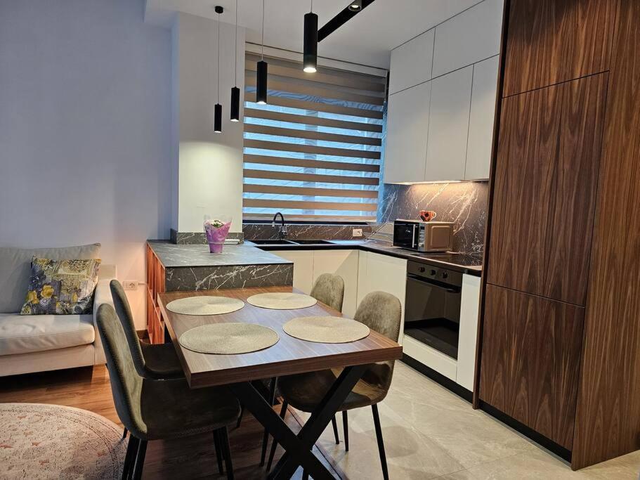 Deluxe Flat With Garden_Tirana Apartment ภายนอก รูปภาพ
